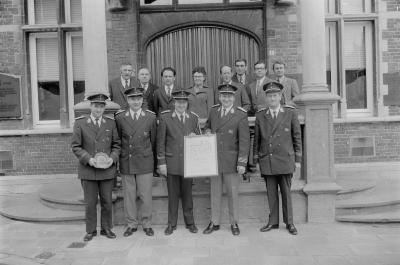Delegatie van de Koninklijke Harmonie ontvangen op gemeentehuis, Moorslede mei 1973