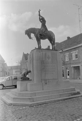 Standbeeld Pater Lievens, Moorslede 1973
