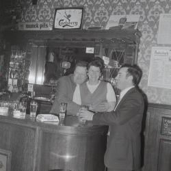 Angèle Louage met klanten, Moorslede maart 1973