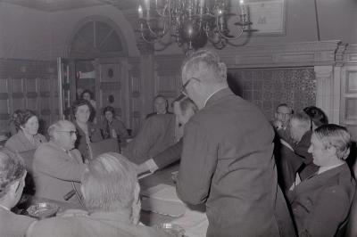 G. Molenaers ontvangen op gemeentehuis, Moorslede augustus 1972