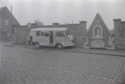 Auto Alfred den Ouden botst tegen muur begraafplaats, Moorslede juli 1972