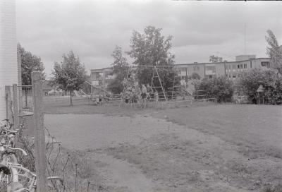 Kinderen Vanryckeghem op speelplein Levet Scone, Moorslede juli 1972