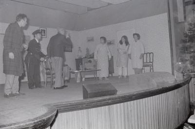 Toneelgezelschap van K.W.B. speelt toneel, Moorslede december 1971
