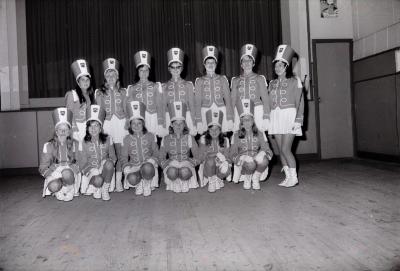 Groepsfoto met majorettes, Staden augustus 1971
