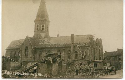 Beschadigde kerk Oostnieuwkerke