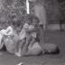 Spelende kinderen in tuin, Moorslede 1971