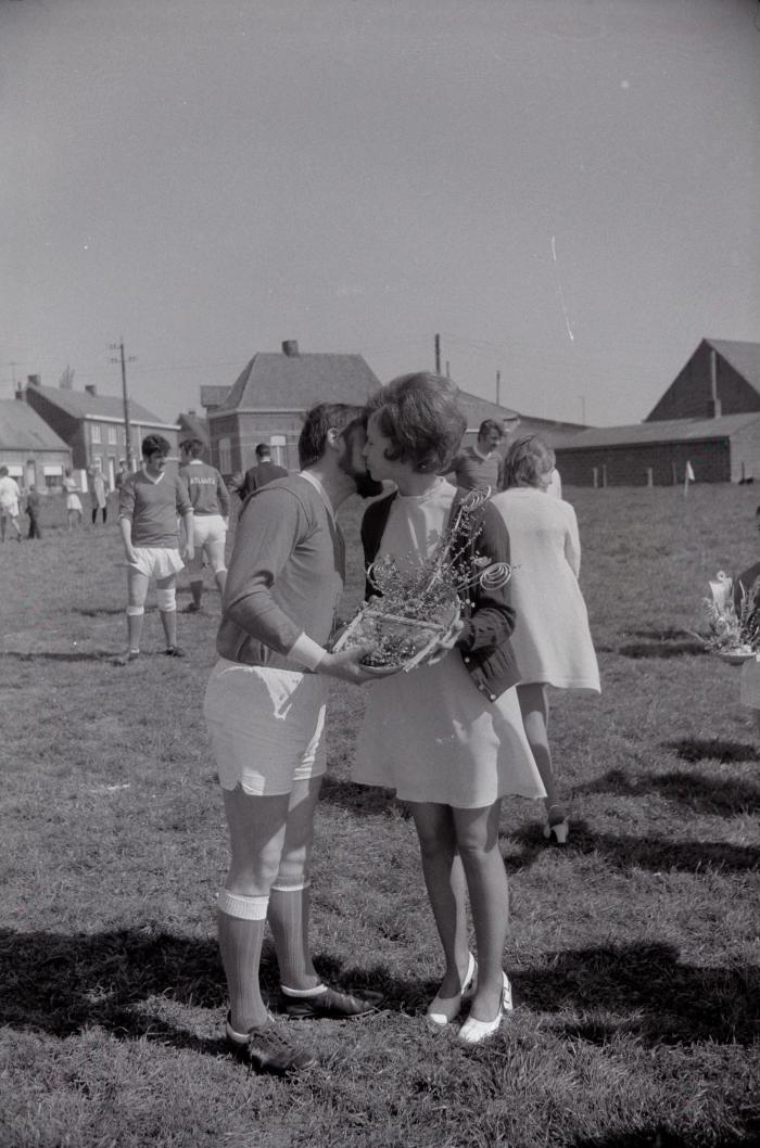 Spelers bij voetbalploeg The Rangers op veld Waterdam, Moorslede 1971