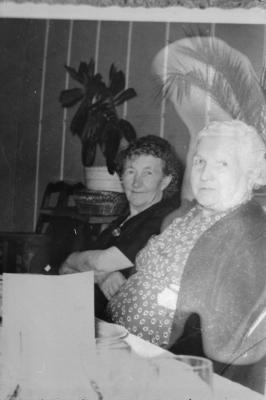 Twee vrouwen aan tafel, 1970