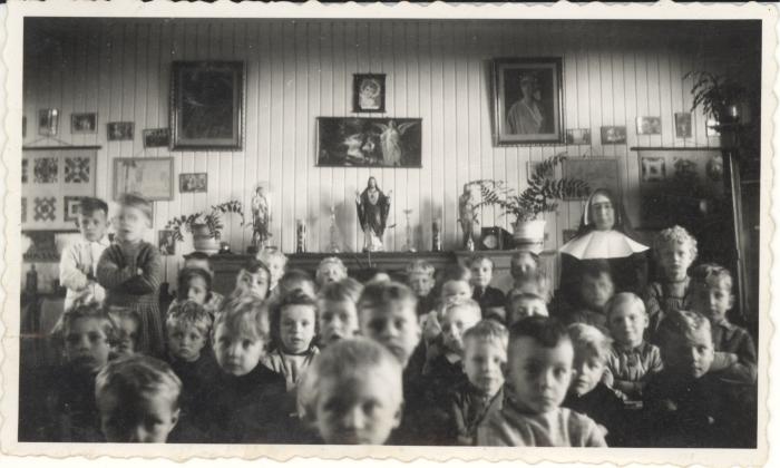 Schoolfoto met zuster, 1944