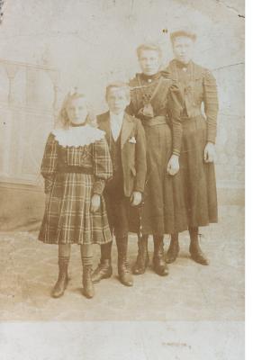 Madeleine, Evarest, Maria en Flora Claerhout, 1910