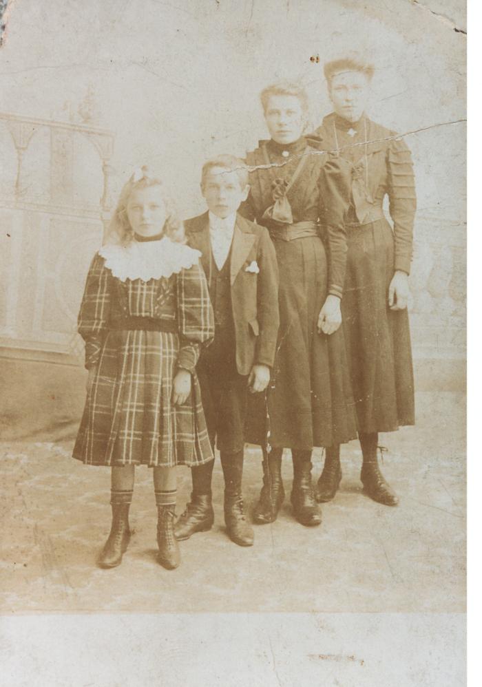Madeleine, Evarest, Maria en Flora Claerhout, 1910