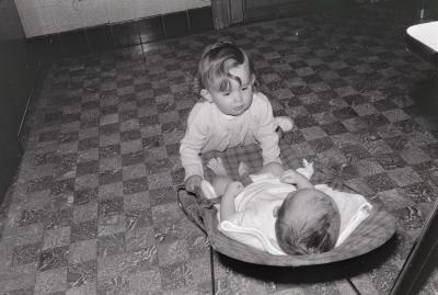 Ann en Hilde (Vanryckeghem?), Moorslede 1970