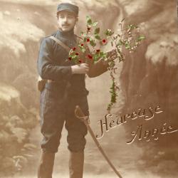 Beeld- en postzijde nieuwjaarskaart, soldaat met hulst- en maretak, 1915