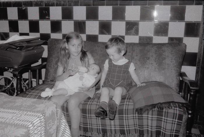 Ann Beeckaert bij kinderen Vanryckeghem, Moorslede 1969