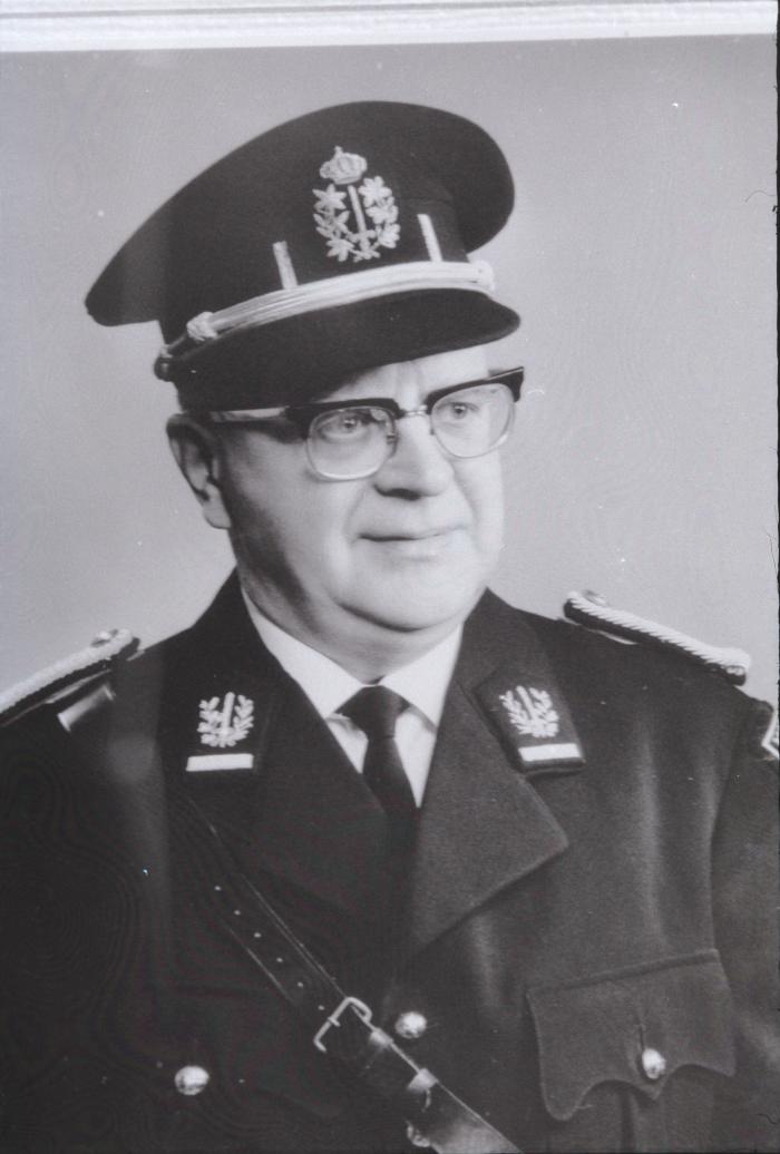 Albert Foulon poseert in politieuniform