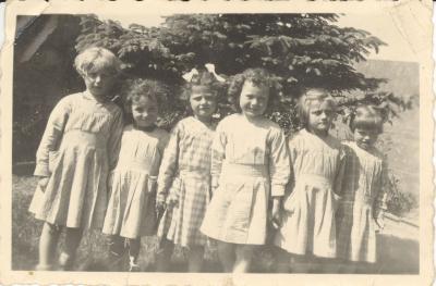 Foto 3de kleuterklas meisjes in de Hogestraat, Staden, 1957