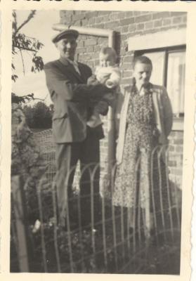 Christelle Dejoncheere met grootouders, 1952