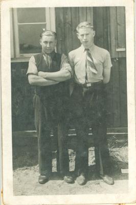 George Cappelle en Gaston Vallaey poseren, brief uit Braunschweig van 23 mei 1943