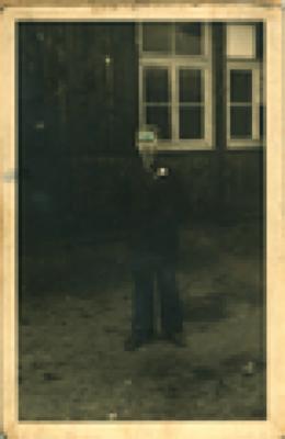 Gaston Vallaey poseert in maatpak voor barak, Braunschweig september 1943