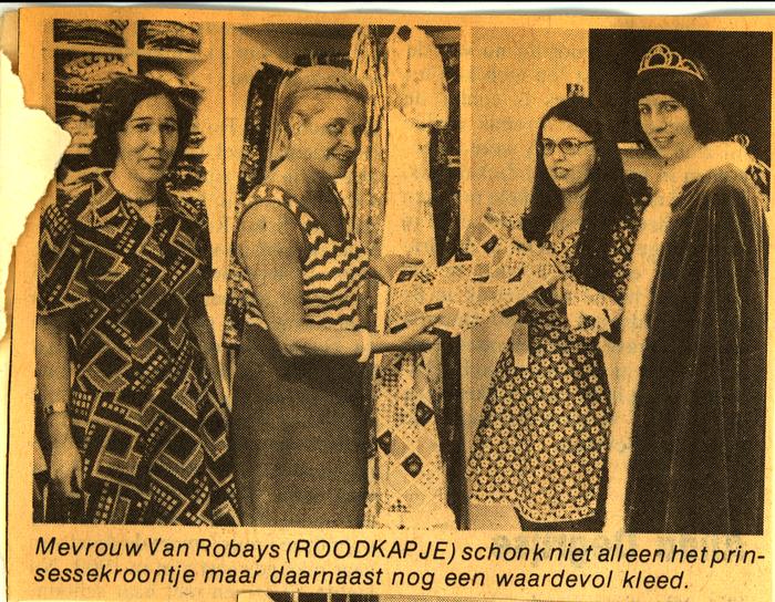 Schenking waardevol kleed door Van Robays, batjesprinsesverkiezing 1974
