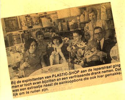 Finalisten batjesprinsesverkiezing 1974 nuttigen een drankje bij Plastic Shop