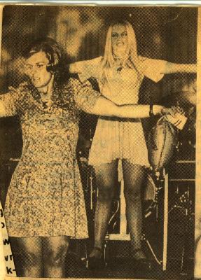 Finalisten (waaronder Platteeuw Christine) batjesprinsesverkiezing 1974 in actie