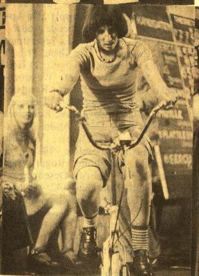 Finaliste Declercq Vianna op de fiets, batjesprinsesverkiezing 1974