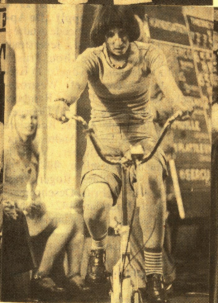 Finaliste Declercq Vianna op de fiets, batjesprinsesverkiezing 1974