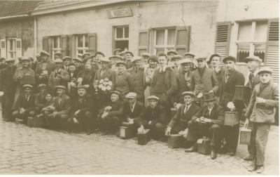 Vinkeniers aan herberg De Voorstad, Torhoutstraat Gits, voor 1940