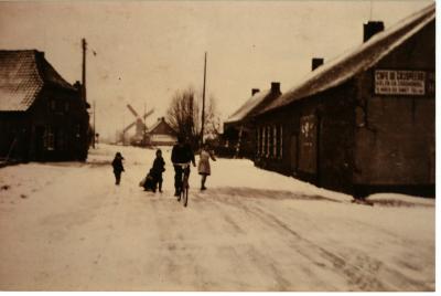 Herberg De Grijspeerd in de sneeuw, 1950?