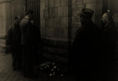Parijzenaars leggen bloemen naar bij Arsenaal, 1946
