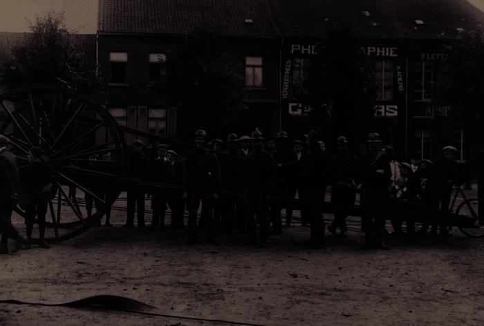 Groepsfoto met porta-ladder, 1910