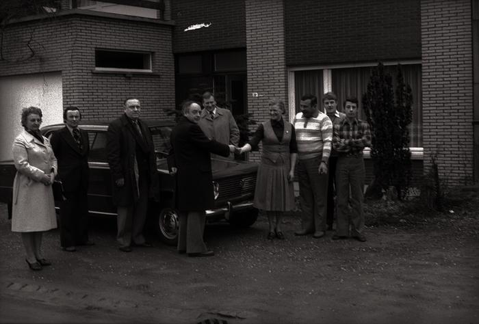Echtpaar Deceuninck - Lefever wint 1ste prijs NCMV-tombola, Moorslede januari 1978