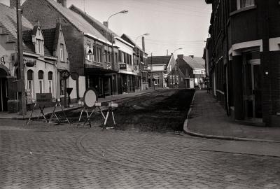 Begin van werken in Dadizelestraat, Moorslede augustus 1977