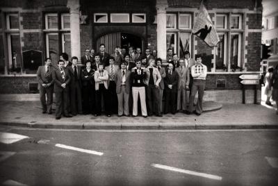 Volleybalclub Doskom poseert op de stoep van het gemeentehuis, Moorslede mei 1977