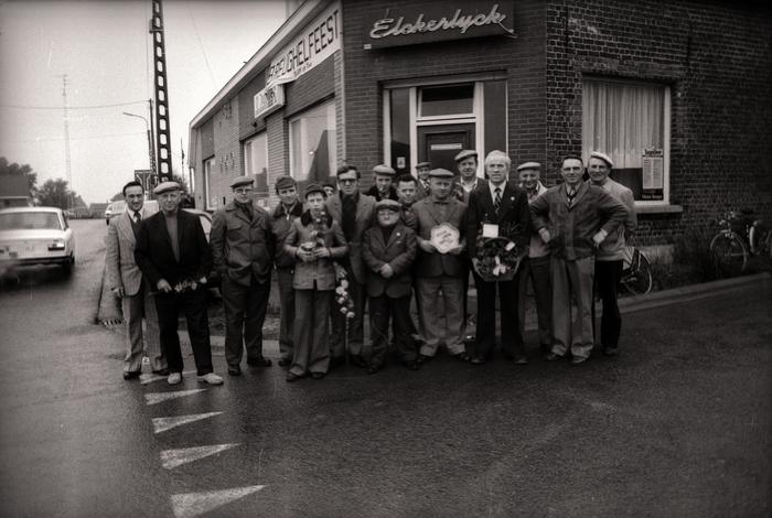 Kampioenviering vinkensport: 'Schaal De Weekbode', café 'Elckerlyck', Westrozebeke 1977