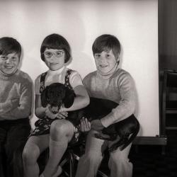 Dochterjes van Nicole poseren, Moorslede mei 1977