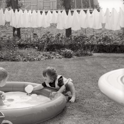 Anneke speelt met water, Moorslede mei 1977