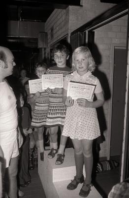 Broertjes Lievens en meisje Demeyere poseren met brevet Interclub 1975, Moorslede
