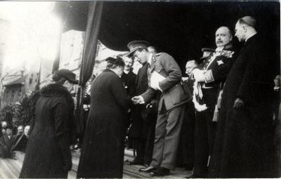 Koning Leopold III overhandigt een oorkonde aan een Roeselaarse moeder, 1937