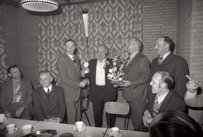 Kampioenviering 'De Frontvink' in café Depauw, Staden 1976