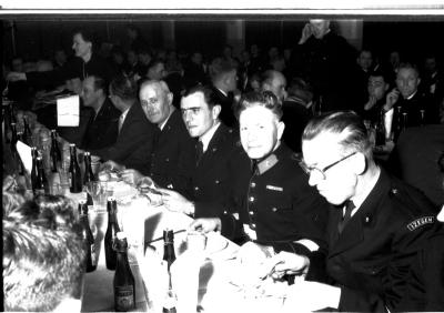 Feesttafel met veldwachters, Izegem 1957