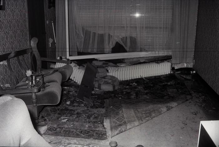 Auto rijdt tegen gevel van huis in Roeselarestraat, Moorslede januari 1976