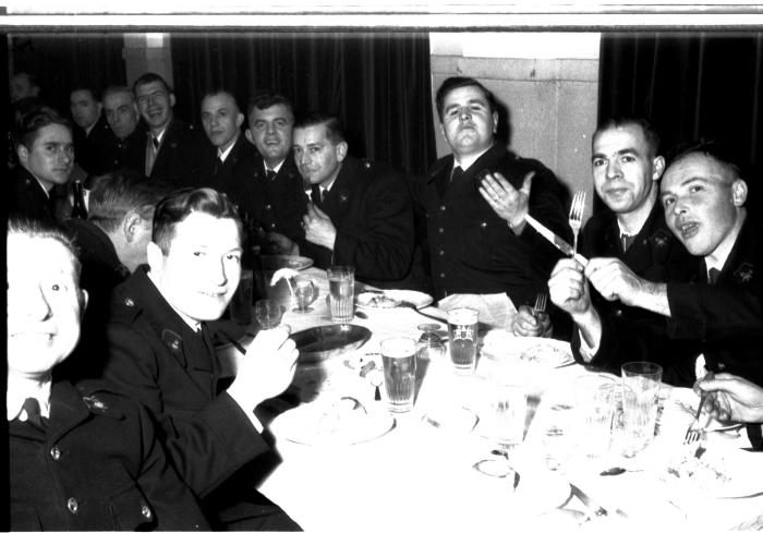 Feestmaal, groep binnen deur rechts zijn clowns, Izegem 1957