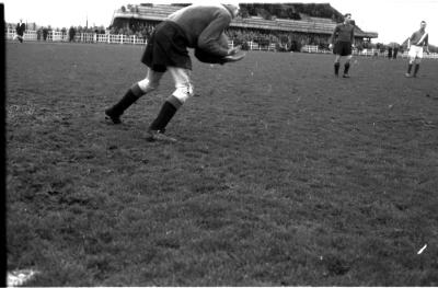 Voetbalkeeper Misplon vangt bal, Izegem 1957