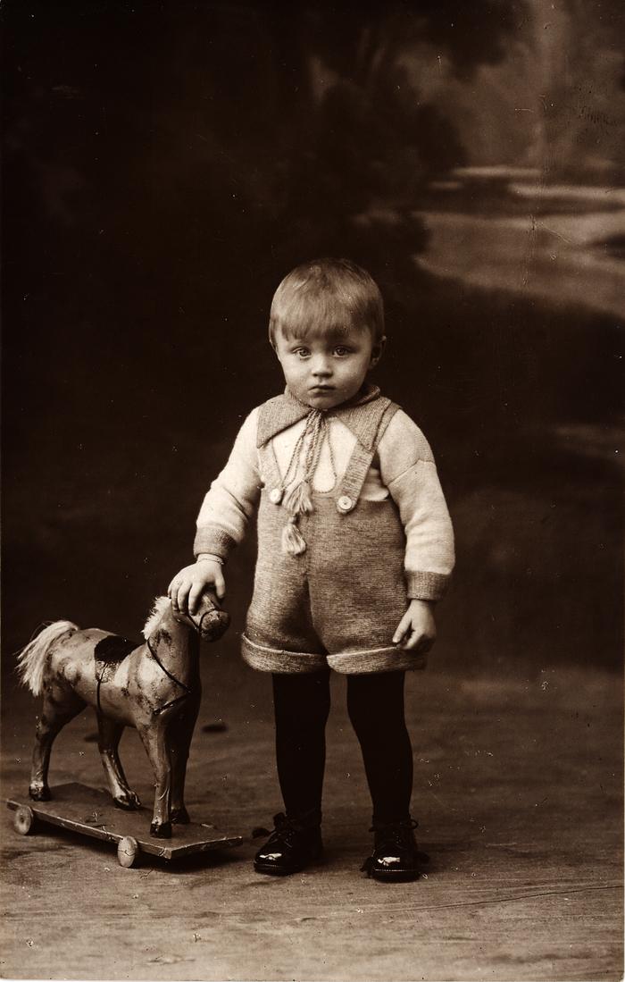 Kind met houten paard, begin 1900