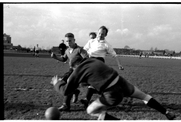 Voetbalspelers in actie, Izegem 1957