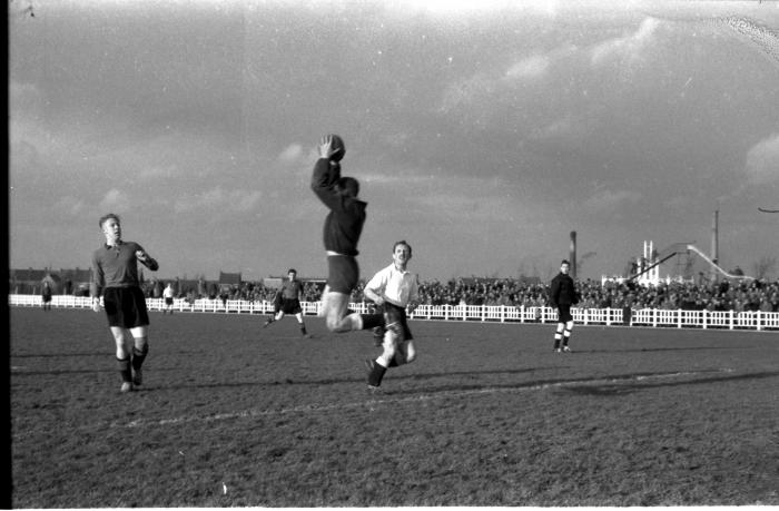 Voetballer Mertens plukt de bal, Izegem 1957