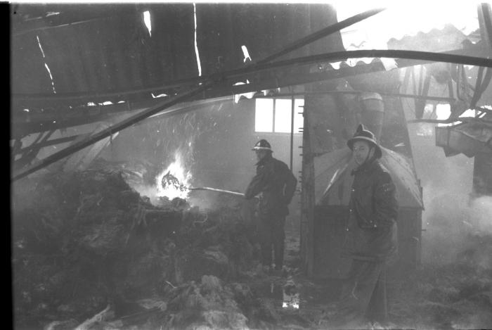 Brandweerman Jozef hanteert de brandspuit, Izegem 1957