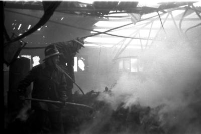 Brandweerman Jozef tijdens brand in fabriek, Izegem 1957